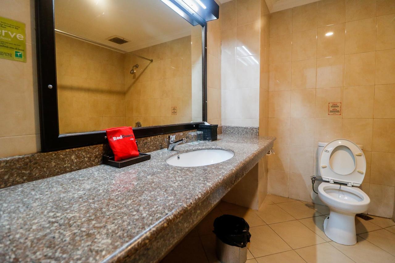 Hotel Reddoorz Premium @ Bukit Damai Indah à Balikpapan  Extérieur photo